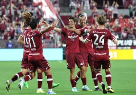 神戸-ＦＣ東京　前半、先制点を決め、仲間に祝福される神戸・山口蛍（中央）＝ノエビアスタジアム神戸（撮影・長嶺麻子）