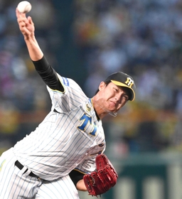 力投する西純矢＝甲子園