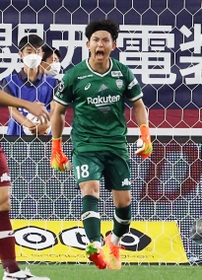 失点直後、選手たちに檄を飛ばすＪ１神戸のＧＫ飯倉大樹＝１４日のＦＣ東京戦から、ノエビアスタジアム神戸