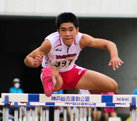 男子１年１１０㍍障害決勝　大会新記録で優勝した社の足立英士