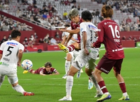 神戸-Ｇ大阪　後半ロスタイム、勝ち越しゴールを決める神戸の大迫（右から３人目）＝ノエビアスタジアム神戸（撮影・秋山亮太）