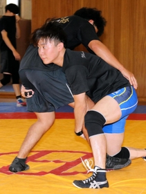 レスリング成年男子フリースタイル５７キロ級に出場する関学大の今村兼彰（手前）＝西宮市上ケ原一番町