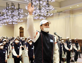 兵庫県選手団を代表して決意の言葉を述べるディーン元気＝神戸市中央区、県公館