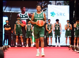 ランウエーを歩くバスケットボール男子、Ｂリーグ２部の西宮ストークスの選手たち＝神戸市中央区京町（撮影・中西幸大）