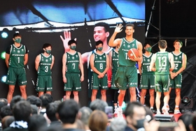 新体制発表会でランウエーを歩く西宮の選手たち＝神戸市中央区（撮影・中西幸大）