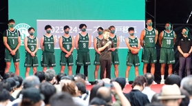 ２０２３年の本拠地神戸移転を発表したバスケットボール男子、Ｂリーグ２部の西宮ストークス＝神戸市中央区京町（撮影・中西幸大）