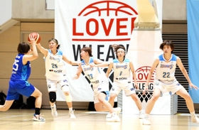 シーズン開幕前のＷリーグオータムカップで奮闘する姫路イーグレッツの（右から）樋口栞帆、白崎みなみ主将ら＝２日、群馬県高崎市の高崎アリーナ（撮影・大山伸一郎）