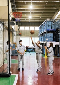 選手が働く工場内に設けられたバスケットゴール。同僚との交流の場にもなっている＝朝来市生野町、Ｍ－ＴＥＣ（撮影・大山伸一郎）