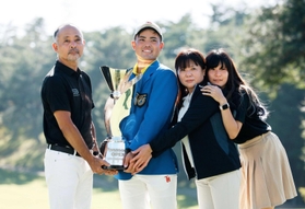男子ゴルフのパナソニック・オープンで優勝し、父親の佳明さん（左端）ら家族と記念写真に納まるアマチュアの蟬川泰果＝２５日、小野東洋ＧＣ