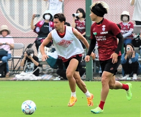 公開練習で軽快なプレーを見せる神戸のＦＷボージャン（左）＝神戸市西区、いぶきの森球技場