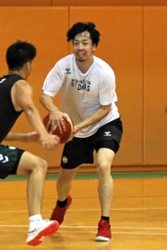 Ｂ１川崎から西宮に新加入した綱井勇介。大型司令塔として新風を吹き込む＝神戸市内