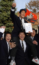 近鉄バファローズに１巡目指名を受け、ガッツポーズで喜びを表す神戸国際大付高の坂口智隆＝２００２年１１月、神戸市垂水区学が丘５