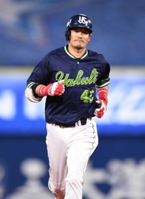 右越えソロを放ち、ベースを回る坂口智隆＝２０２０年８月、横浜スタジアム