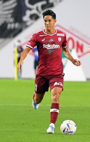 Ｇ大阪戦でボールをキープし、好機をうかがう神戸のＦＷ武藤＝９月１８日、ノエビアスタジアム神戸