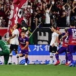 京都-神戸　開始１分もたたないうちに京都の松田（左から３人目）に先制ゴールを許し、天を仰ぐ神戸の守備陣＝京都府亀岡市、サンガスタジアムｂｙＫＹＯＣＥＲＡ（撮影・中西幸大）