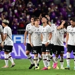 京都-神戸　残留争いの直接対決で完敗し、表情をゆがめる神戸の選手たち＝京都府亀岡市追分町、サンガスタジアムｂｙＫＹＯＣＥＲＡ（撮影・中西幸大）