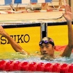 男子４００メートル自由形決勝　大会新記録で優勝し、手を振る須磨学園の辻森魁人
