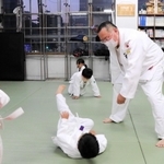 柔道五輪金メダリストの阿部兄妹を輩出した兵庫少年こだま会の練習。高田幸博監督（右端）は「勝利至上主義」からの脱却を目指す＝神戸市兵庫区内