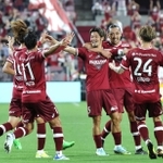 神戸－ＦＣ東京　前半、神戸・山口（中央）が先制点を決め、仲間に祝福される（撮影・長嶺麻子）