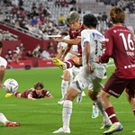 神戸-Ｇ大阪　後半ロスタイム、勝ち越しゴールを決める神戸の大迫（右から３人目）＝ノエビアスタジアム神戸（撮影・秋山亮太）