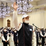 兵庫県選手団を代表して決意の言葉を述べるディーン元気＝神戸市中央区、県公館