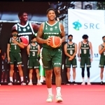 ランウエーを歩くバスケットボール男子、Ｂリーグ２部の西宮ストークスの選手たち＝神戸市中央区京町（撮影・中西幸大）