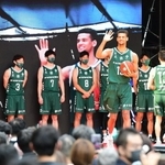 新体制発表会でランウエーを歩く西宮の選手たち＝神戸市中央区（撮影・中西幸大）