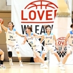 シーズン開幕前のＷリーグオータムカップで奮闘する姫路イーグレッツの（右から）樋口栞帆、白崎みなみ主将ら＝２日、群馬県高崎市の高崎アリーナ（撮影・大山伸一郎）