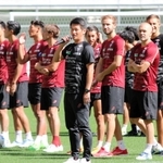公開練習の冒頭、集まったサポーターにあいさつする神戸の吉田孝行監督（中央）ら＝ノエビアスタジアム神戸