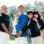 男子ゴルフのパナソニック・オープンで優勝し、父親の佳明さん（左端）ら家族と記念写真に納まるアマチュアの蟬川泰果＝２５日、小野東洋ＧＣ
