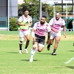 合流してすぐにフルメニューを消化した元ニュージーランド代表ＣＴＢラウマペ（中央）＝神鋼灘浜グラウンド
