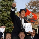 近鉄バファローズに１巡目指名を受け、ガッツポーズで喜びを表す神戸国際大付高の坂口智隆＝２００２年１１月、神戸市垂水区学が丘５