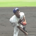 報徳高戦で力投する神戸国際大付高の坂口智隆＝２００２年７月、明石球場