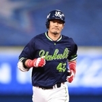 右越えソロを放ち、ベースを回る坂口智隆＝２０２０年８月、横浜スタジアム