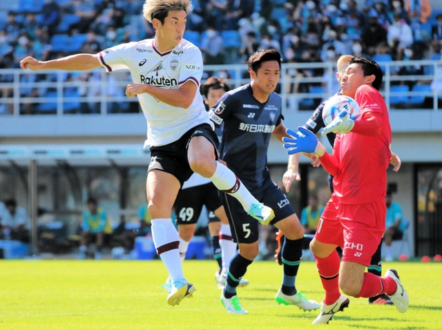 福岡－神戸　前半、積極的にシュートを放つ神戸のＦＷ大迫（左）＝福岡市、ベスト電器スタジアム