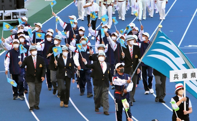 総合開会式で入場行進する兵庫県選手団＝１日午後、カンセキスタジアムとちぎ（撮影・長嶺麻子）