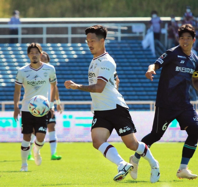 福岡－神戸　前半、巧みなキープを見せる神戸のＭＦ小林祐＝福岡市、ベスト電器スタジアム