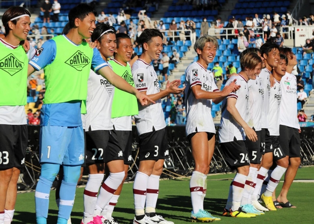 福岡－神戸　３連勝を飾り、アウェーに駆け付けたサポーターと喜び合う神戸の選手たち＝福岡市、ベスト電器スタジアム