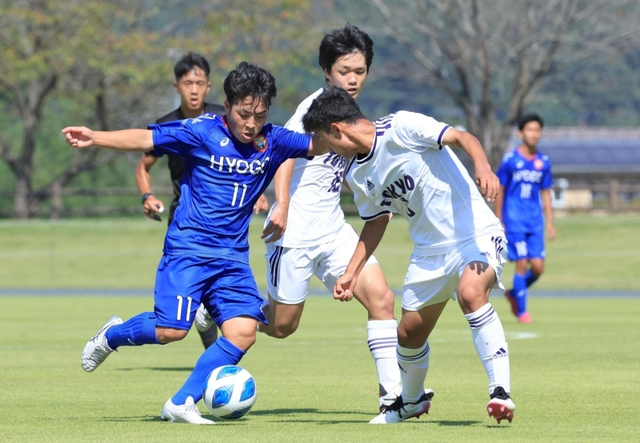 サッカー少年男子１回戦・兵庫-東京　前半、ＦＷ森田皇翔（左）がドリブルで攻めるも阻まれる＝２日午後、栃木県、益子町南運動公園陸上競技場（撮影・長嶺麻子）