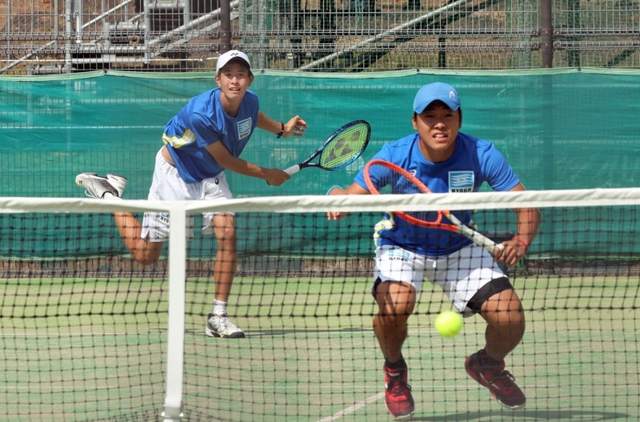 テニス少年男子準々決勝　強豪の東京を相手に、１-２で惜敗した兵庫の原﨑朝陽（右）と唐津裕貴＝栃木県宇都宮市、栃木県総合運動公園コート（撮影・長嶺麻子）