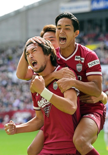 神戸-広島　前半、先制ゴールを決め喜び叫ぶ神戸の菊池（手前左）＝ノエビアスタジアム神戸（撮影・秋山亮太）
