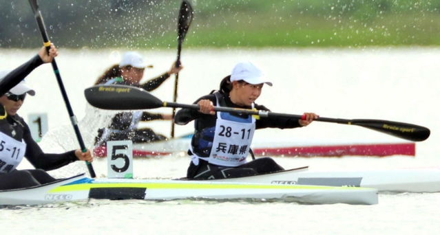 カヌー少年女子スプリント・カヤックシングル決勝　２位に入った岩井瑞希（右）＝栃木市谷中湖特設競技場（撮影・長嶺麻子）