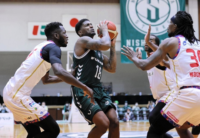 西宮-熊本　第２クオーター、シュートを狙う西宮のジョーンズ（１８）＝Ｂリーグ提供