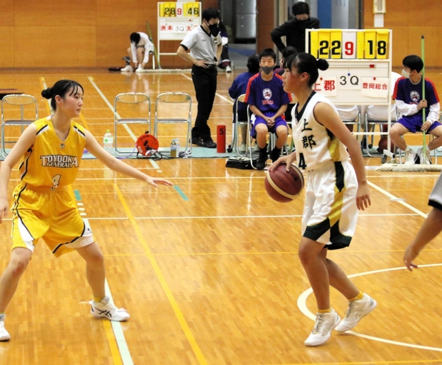 豊岡総合との女子１回戦でボールを運ぶ上郡のエース児島（右）＝神戸市須磨区