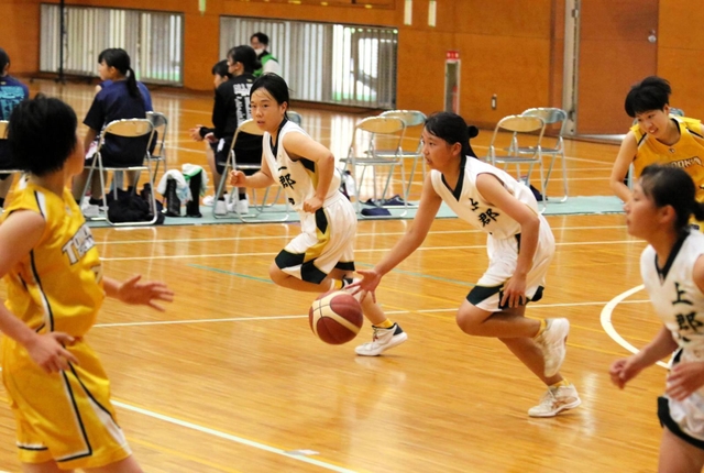 豊岡総合との女子１回戦で速攻を仕掛ける上郡の（左から）三木、石本、中山＝神戸市須磨区