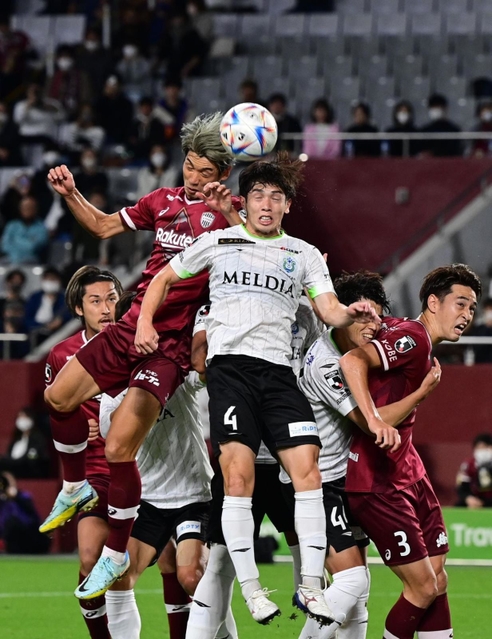 神戸-湘南　前半、ゴールを狙う神戸の大迫＝ノエビアスタジアム神戸（撮影・中西幸大）