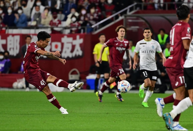 神戸-湘南　前半、シュートを放つ神戸の小林祐＝ノエビアスタジアム神戸（撮影・中西幸大）
