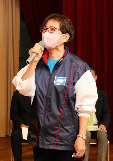 兵庫県選手団を代表して決意表明する卓球の亀崎千恵美＝神戸市中央区、県民会館