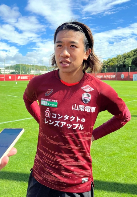 小さい頃から憧れの選手だった中村俊輔の引退について語るＪ１神戸のＤＦ初瀬亮＝神戸市西区、いぶきの森球技場