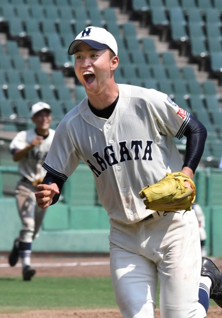 報徳打線を三者凡退に抑え、ガッツポーズでベンチに戻る橋本